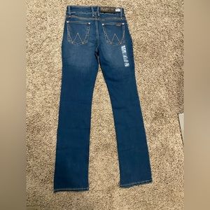 NEW Wrangler Retro Mae Mid-Rise. 9/10 X 36